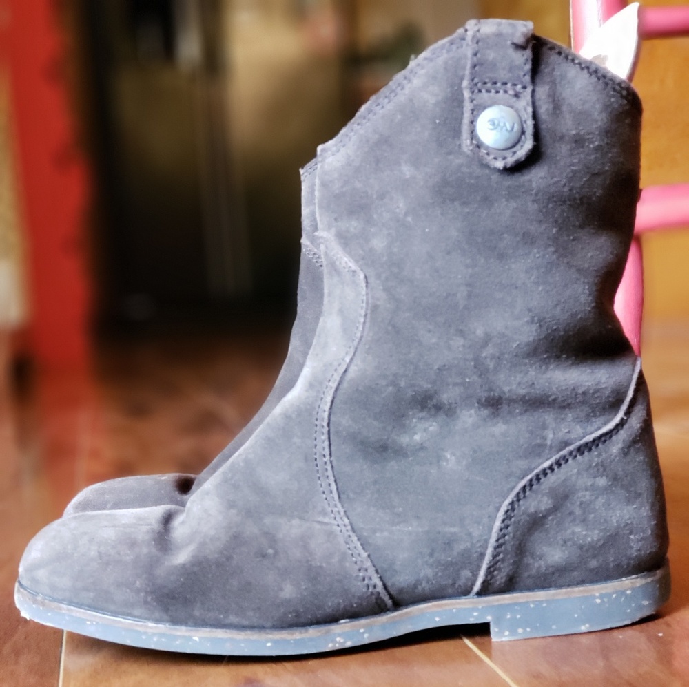 **SOLD**EMU sheep lined Boots sz 4